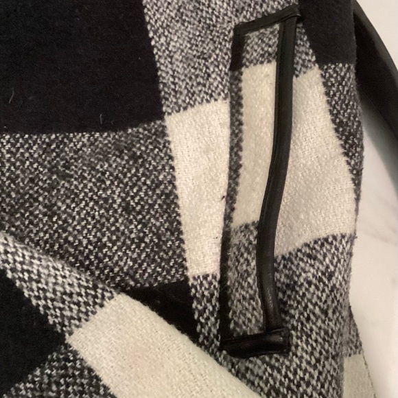 A cute Gingham sweater in a size small. - Picture 6 of 6